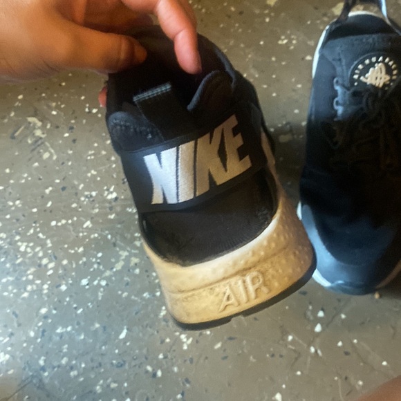 Women’s Nike air huaraches size 8.5 white and black - Picture 3 of 5